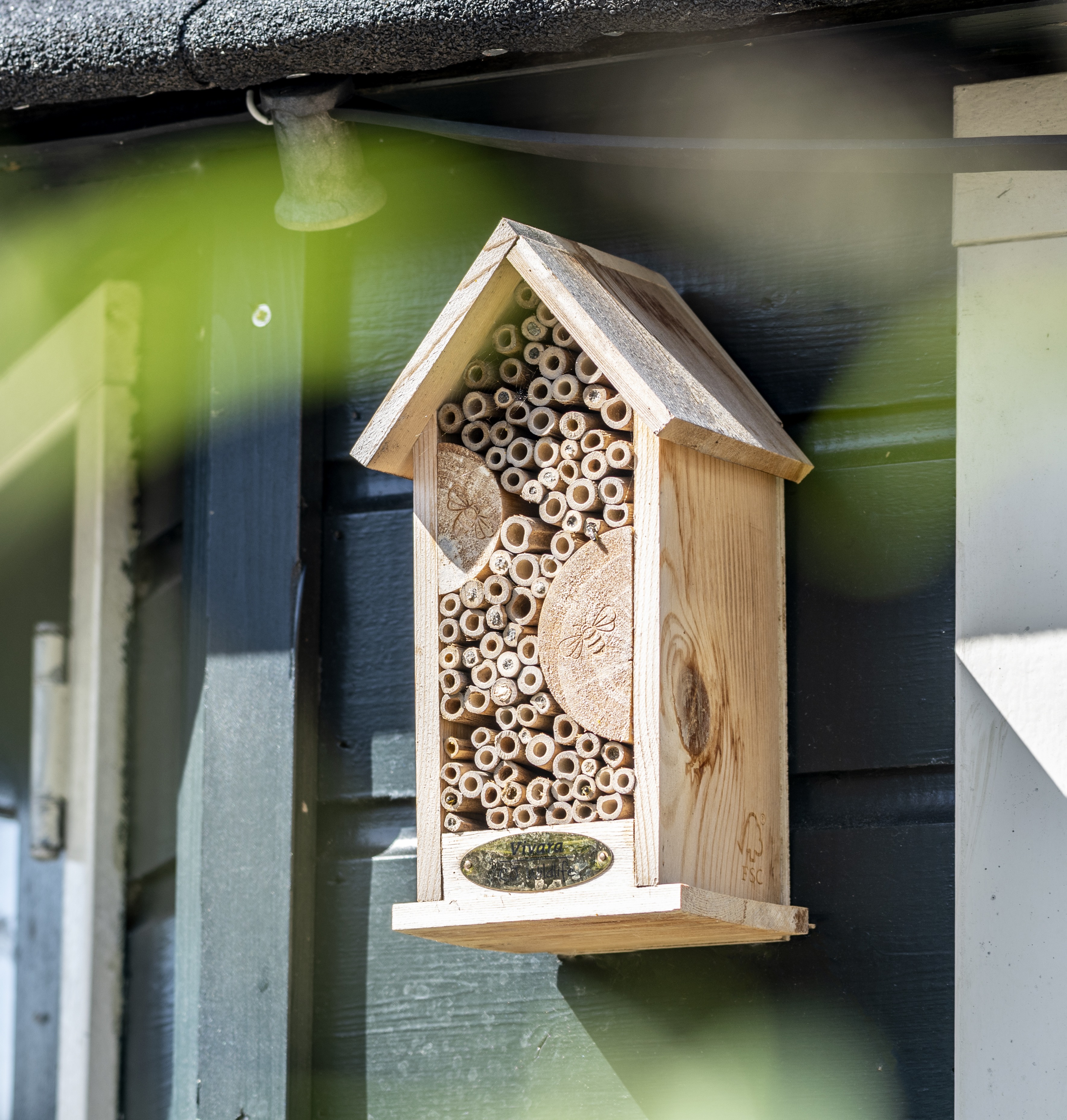 Photo d'un h&ocirc;tel &agrave; abeilles sur un mur
